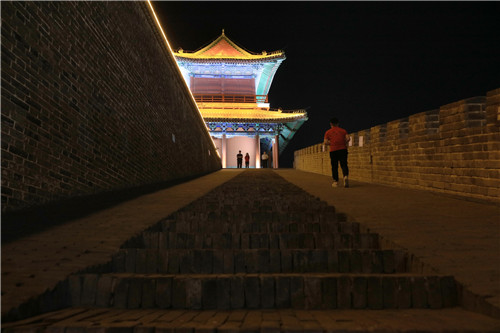 為了保護(hù)文物，消減火災(zāi)隱患，正定縣的旅游點(diǎn)，參觀者必須接受禁帶火種檢查。-河寧 攝.jpg
